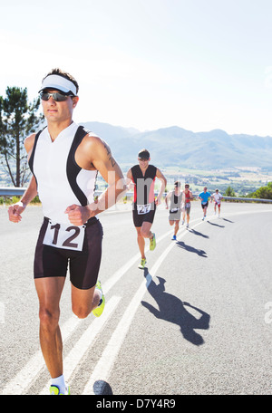 Les coureurs de la race on rural road Banque D'Images