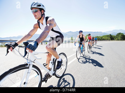 Les cyclistes dans race on rural road Banque D'Images