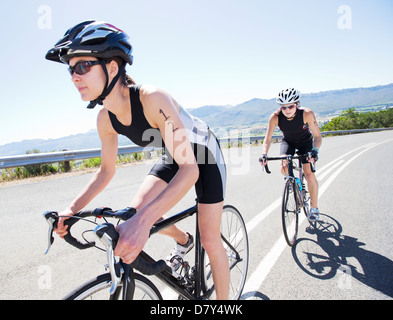 Les cyclistes dans race on rural road Banque D'Images