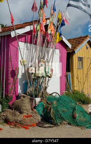 Coourful cabane de pêche rose sur le château d'Oléron Harbour Banque D'Images