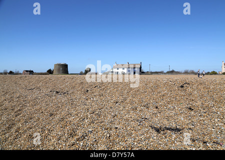 La tour martello à shingle street sur la côte du Suffolk en est-anglie Banque D'Images