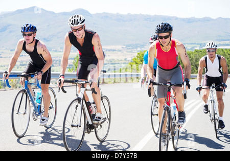 Les cyclistes dans race on rural road Banque D'Images