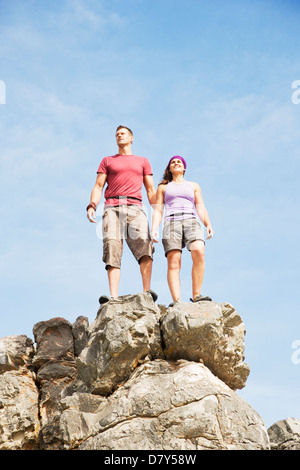 Alpinistes sur une colline rocheuse Banque D'Images