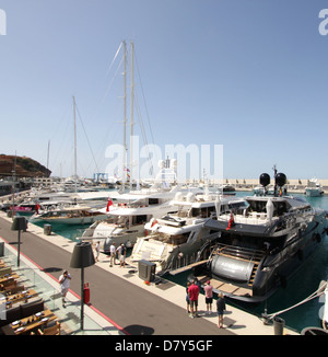 Port Adriano Superyacht Jours 2013 Open Days 2013 Sunseeker et Superyachts - Philippe Starck dans la galore conçu marina. Banque D'Images