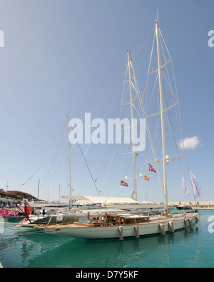 Port Adriano Superyacht Jours 2013 Open Days 2013 Sunseeker et Superyachts - Philippe Starck dans la galore conçu marina Banque D'Images