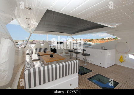 Port Adriano Superyacht Jours 2013 et journées portes ouvertes 2013 - Sunseeker Sunseeker Predator 115 superyacht de luxe (34,5 m). Banque D'Images