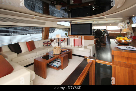 Port Adriano Superyacht Jours 2013 et journées portes ouvertes 2013 - Sunseeker Sunseeker Predator 92 luxe superyacht - saloon - Port Adriano Banque D'Images