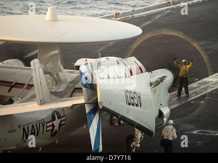 Hawkeye se déplace sur une catapulte à bord de l'USS Dwight D. Eisenhower. Banque D'Images