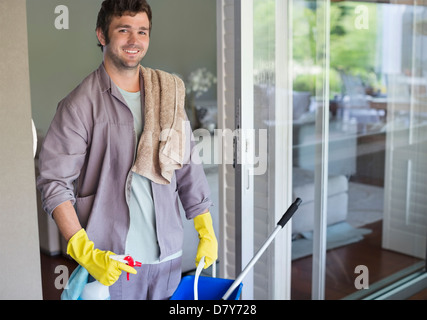 Homme portant seau de nettoyage Banque D'Images