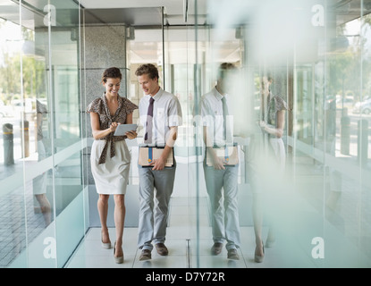 Business people talking in office corridor Banque D'Images