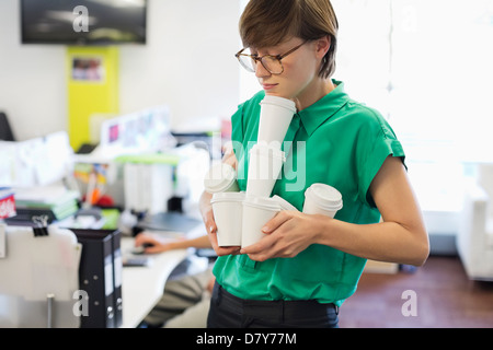 Les tasses de café vides d'équilibrage Businesswoman Banque D'Images