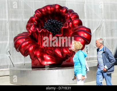 Prague, République tchèque. 15 mai, 2013. Sculpture Monumentale appelée l'amour et la paix, le plus ambitieux projet d'Ana Tzarev, artiste né en Croatie, est exposé à partir de mai jusqu'à la fin de l'été au Théâtre National piazzetta. La sculpture, c'est vu à Prague, en République tchèque, le 15 mai 2013. (Michal Krumphanzl/CTK Photo/Alamy Live News) Banque D'Images