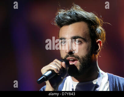 Singer Marco Mengoni représentant l'Italie effectue au cours de la 2ème répétition de l'Eurovision 2013 à Malmö (Suède), le 15 mai 2013. La grande finale du 58e Concours Eurovision de la chanson (ESC) a lieu le 18 mai 2013. Photo : Joerg Carstensen/dpa Banque D'Images