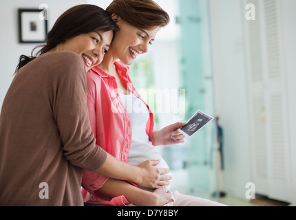 Pregnant woman showing friend sonogram Banque D'Images