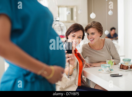 Les femmes enceintes de prendre des photos de tes amis Banque D'Images