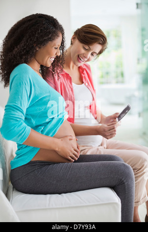 Les femmes enceintes l'examen de sonogramme Banque D'Images