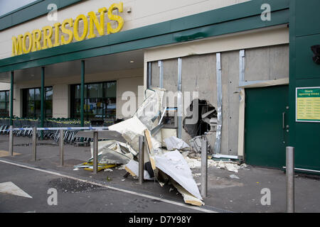 Londres, Royaume-Uni. 15 mai, 2013. La scène après une nuit de trou dans le mur de l'attaque au supermarché Morrisons ATM à Stirling Retail Park, Stirling, Borehamwood, Greater London England UK Banque D'Images