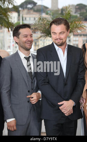Cannes, France. Le 15 mai 2013. Acteurs américains Tobey Maguire (L) et Leonardo DiCaprio présentent au cours de l'une séance de photos pour 'Gatsby le Magnifique' à la 66e assemblée annuelle du Festival de Cannes à Cannes, France, le 15 mai 2013. Le film est présenté hors compétition au festival qui se déroule du 15 au 26 mai. Photo : Hubert Boesl/DPA/Alamy Live News Banque D'Images