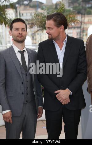 Cannes, France. Le 15 mai 2013. Acteurs américains Tobey Maguire (L) et Leonardo DiCaprio présentent au cours de l'une séance de photos pour 'Gatsby le Magnifique' à la 66e assemblée annuelle du Festival de Cannes à Cannes, France, le 15 mai 2013. Le film est présenté hors compétition au festival qui se déroule du 15 au 26 mai. Photo : Hubert Boesl/DPA/Alamy Live News Banque D'Images