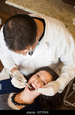 Portrait de femme d'un dentiste dents in office Banque D'Images