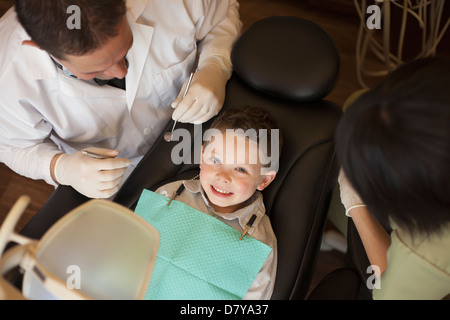 Dentiste et nurse examining boy's office dans les dents Banque D'Images