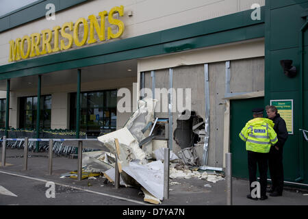 Londres, Royaume-Uni. 15 mai, 2013. La scène après une nuit de trou dans le mur de l'attaque au supermarché Morrisons ATM à Stirling Retail Park, Stirling, Borehamwood, Grand Londres. Credit : Adrian Seal/Alamy Live News Banque D'Images