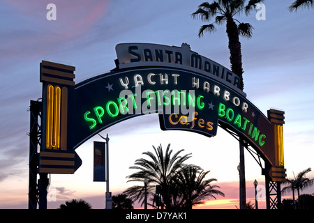 Archway néon à l'entrée de la jetée de Santa Monica à Santa Monica, en Californie. Banque D'Images