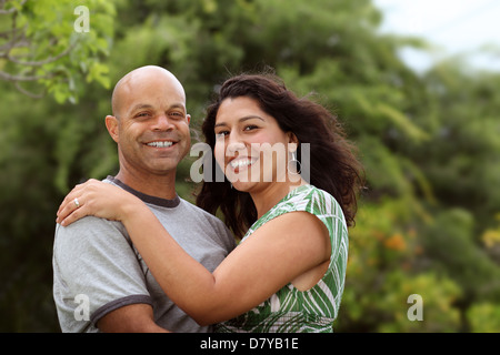 Une happy mixed race couple détendez-vous dans l'arrière-cour ou jardin - with copy space Banque D'Images