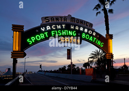 Archway néon à l'entrée de la jetée de Santa Monica à Santa Monica, en Californie. Banque D'Images