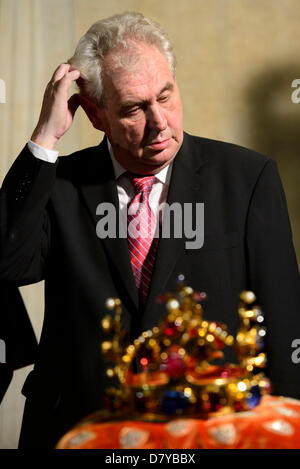 Dans ce dossier le 9 mai, 2013 photo d'archives, le Président tchèque Milos Zeman gratte la tête lors d'un transport de la solennelle les joyaux de la Couronne tchèque pour une rare montrant au public à partir de la chambre les joyaux de la Couronne dans la cathédrale Saint-Guy de Prague à la salle Vladislav au Château de Prague. La couronne de saint Venceslas est vu à l'avant. (Photo/CTK Michal Kamaryt) Banque D'Images