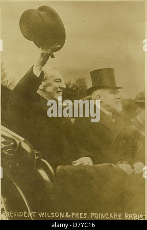 Cette photographie capture le président Woodrow Wilson et le président français Raymond Poincaré pendant les négociations de paix qui ont suivi la première Guerre mondiale, soulignant leur rôle dans l'élaboration des traités d'après-guerre. Banque D'Images