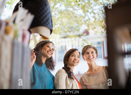 Les femmes window shopping on city street Banque D'Images