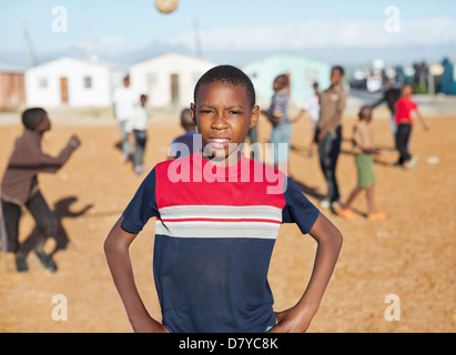 Boy standing in field Banque D'Images