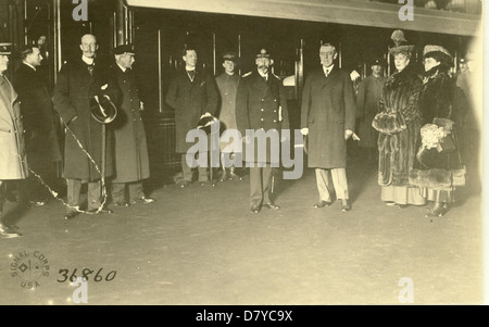 Cette image représente la gare de Charing Cross à Londres, un important centre de transport avec une importance historique. Il met en évidence l’architecture de la gare et son rôle dans le réseau de transport de la ville. Banque D'Images