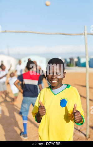 Boy smiling in dirt field Banque D'Images