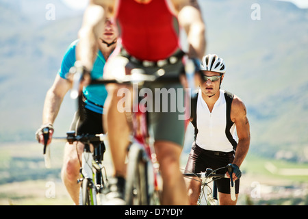 Les cyclistes en course in rural landscape Banque D'Images