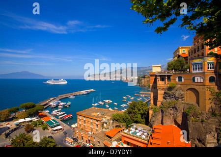 Vue sur le port de Marina Grande et de Mt. Le Vésuve à Sorrente, Côte Amalfitaine, Campanie, Italie Banque D'Images