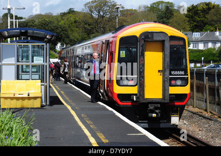 Class 158 DMU 158886 Sprinter Express au quai, Lymington, Hampshire, England, UK Banque D'Images