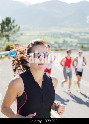 Runner dans race on rural road Banque D'Images