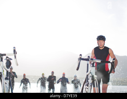 Triathletes emerging from water, Banque D'Images