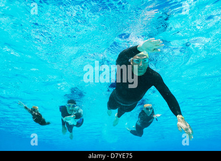 Les triathlètes en combis underwater Banque D'Images