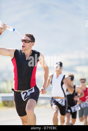 Les coureurs de la race on rural road Banque D'Images