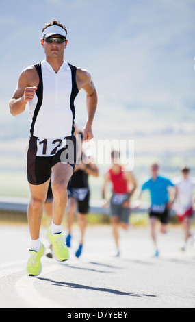 Runner dans race on rural road Banque D'Images