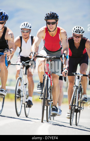 Les cyclistes dans race on rural road Banque D'Images