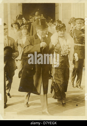 Cette photographie capture le départ des Wilsons du DAR Memorial Continental Hall, marquant un moment historique lié à Edith Bolling Galt Wilson, ancienne première dame des États-Unis. Banque D'Images