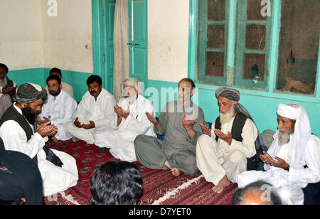 Jamhoori Watan Président, Talal Akbar Bugti ainsi que d'autres offre Fateha pour l'âme défunte de Hafiz Fazal Muhammad Barech au cours de réunion de condoléances à Quetta le mercredi, 15 mai 2013. Banque D'Images