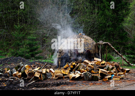 Fumé traditionnel four à charbon en brique, en montagne et en forêt. Banque D'Images