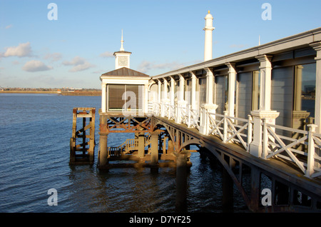 Jetée à Gravesend dans le Kent, Angleterre Banque D'Images