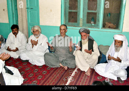 Jamhoori Watan Président, Talal Akbar Bugti ainsi que d'autres offre Fateha pour l'âme défunte de Hafiz Fazal Muhammad Barech au cours de réunion de condoléances à Quetta le mercredi, 15 mai 2013. Banque D'Images