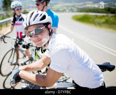 Cyclist smiling on rural road Banque D'Images